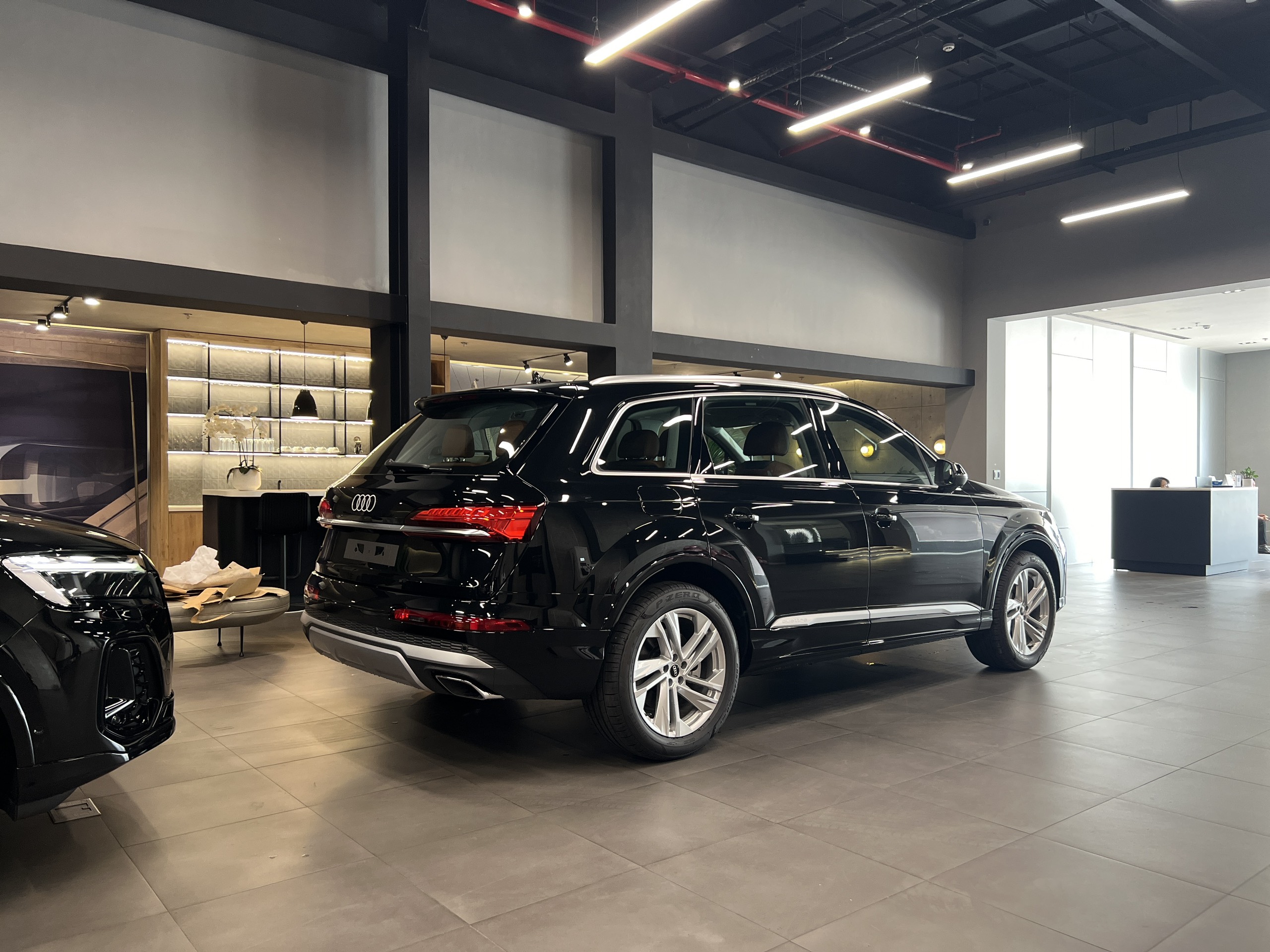 Audi Q7 2024 về đại lý: Thêm tính năng an toàn nhưng máy 'yếu' hơn trước, giá từ 3,4 tỷ đồng- Ảnh 22.