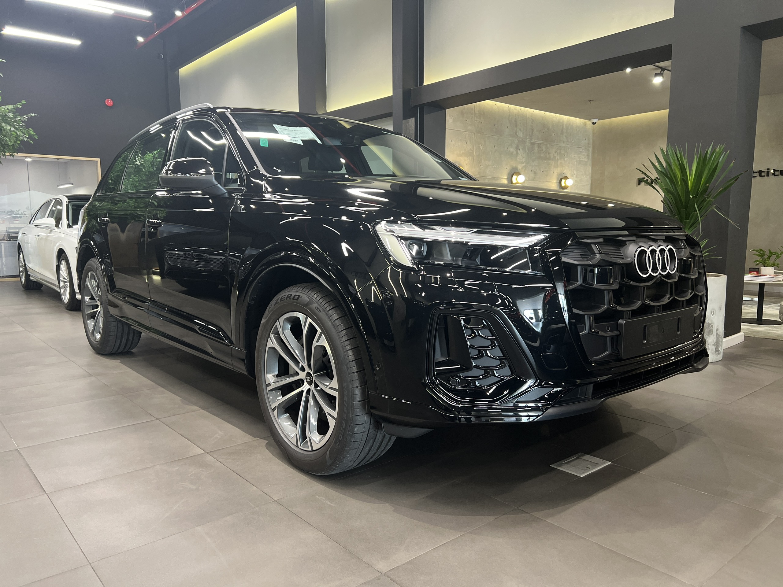 Audi Q7 2024 về đại lý: Thêm tính năng an toàn nhưng máy 'yếu' hơn trước, giá từ 3,4 tỷ đồng- Ảnh 2.