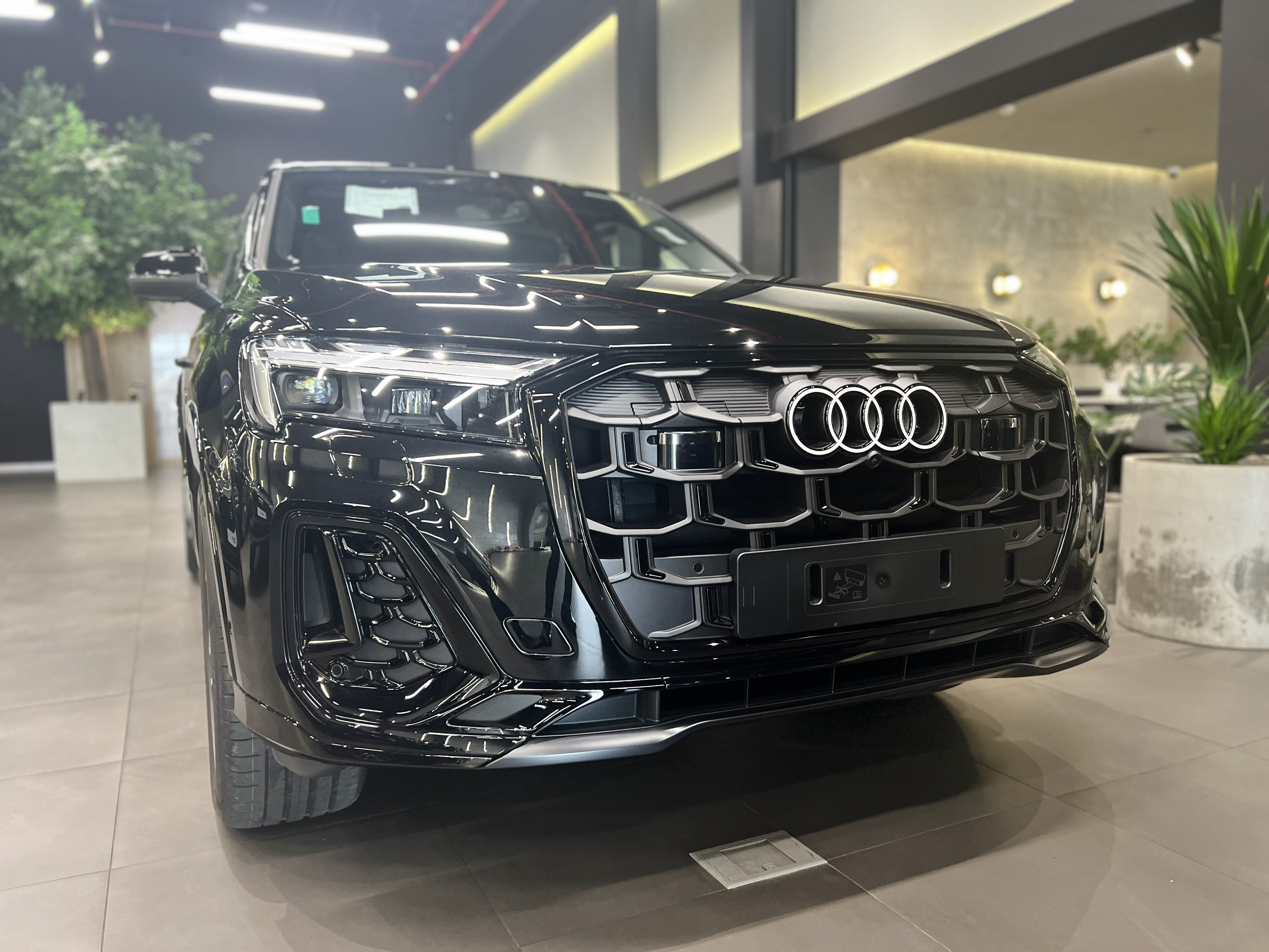 Audi Q7 2024 về đại lý: Thêm tính năng an toàn nhưng máy 'yếu' hơn trước, giá từ 3,4 tỷ đồng- Ảnh 7.