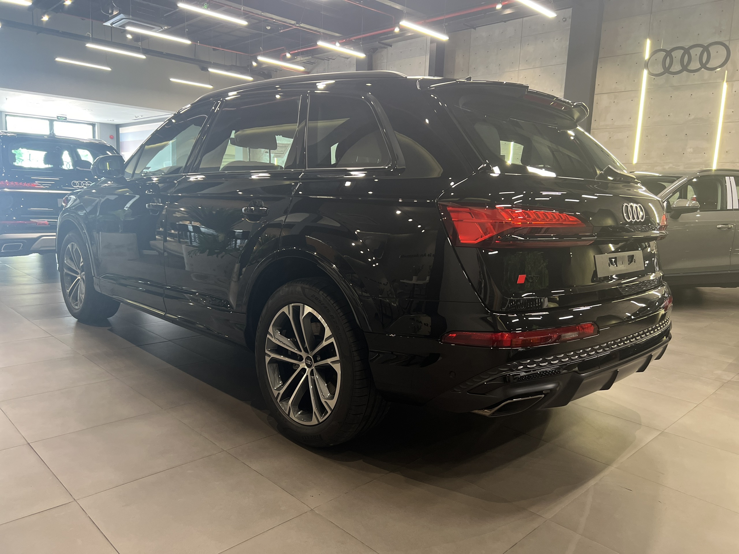 Audi Q7 2024 về đại lý: Thêm tính năng an toàn nhưng máy 'yếu' hơn trước, giá từ 3,4 tỷ đồng- Ảnh 9.