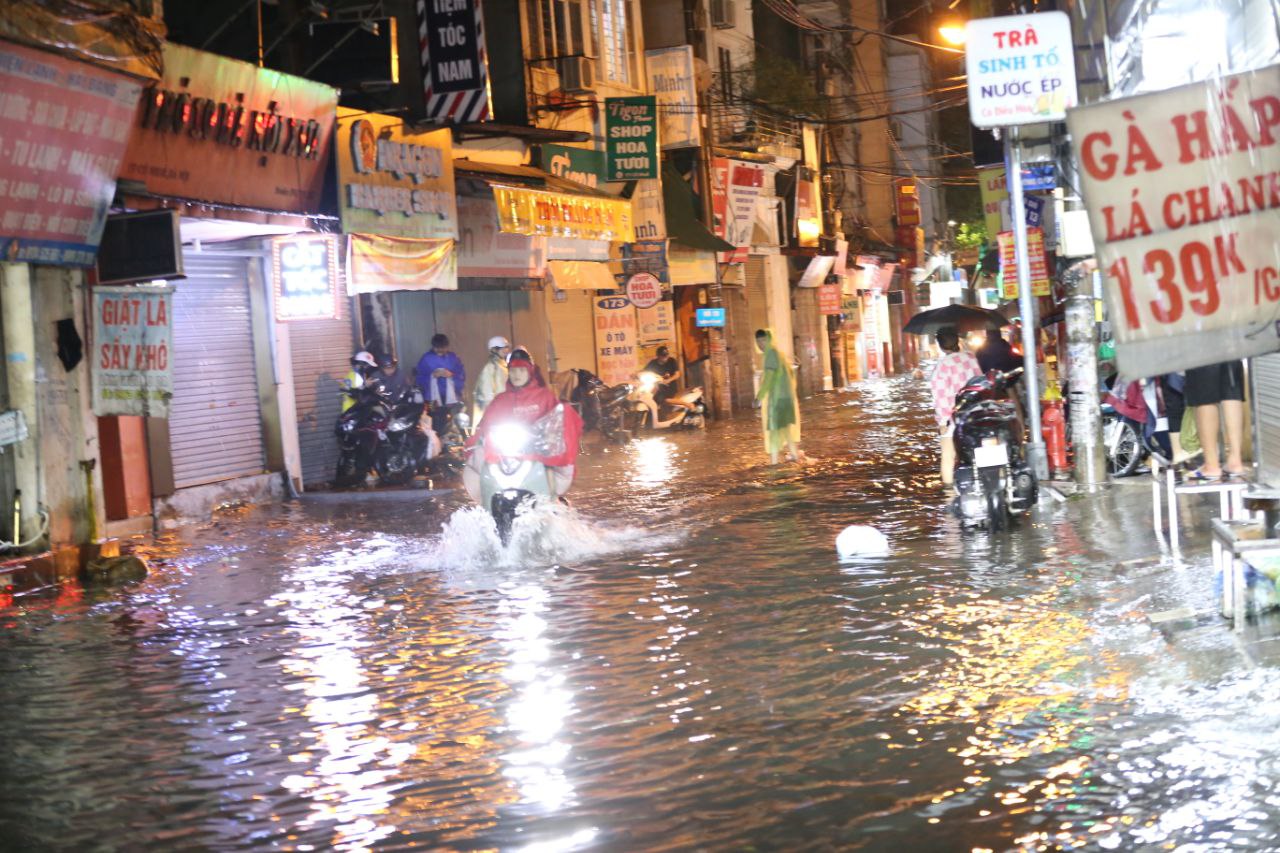 Mưa như trút ở Hà Nội, Thái Nguyên: Ô tô bị cuốn trôi, xe chết máy, người dân lội bì bõm trên đường- Ảnh 9.