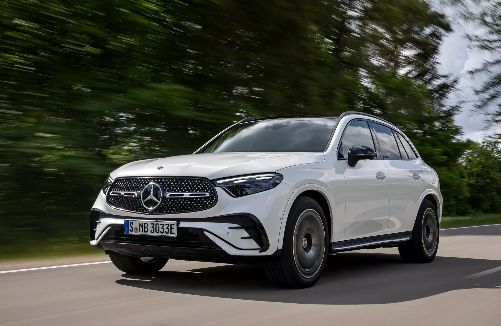 Mercedes-Benz GLC 350e 2025 ra mắt: PHEV, 313 mã lực, chạy tối đa 87km không cần xăng, giá quy đổi từ 1,5 tỷ đồng- Ảnh 1.