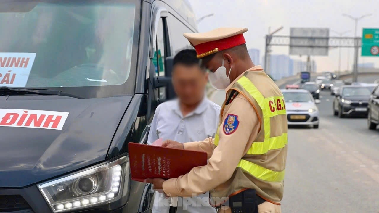 CSGT dùng flycam 'soi' xe vi phạm trên đường Vành đai 3 trên cao, tài xế ngỡ ngàng ký biên bản phạt- Ảnh 11.