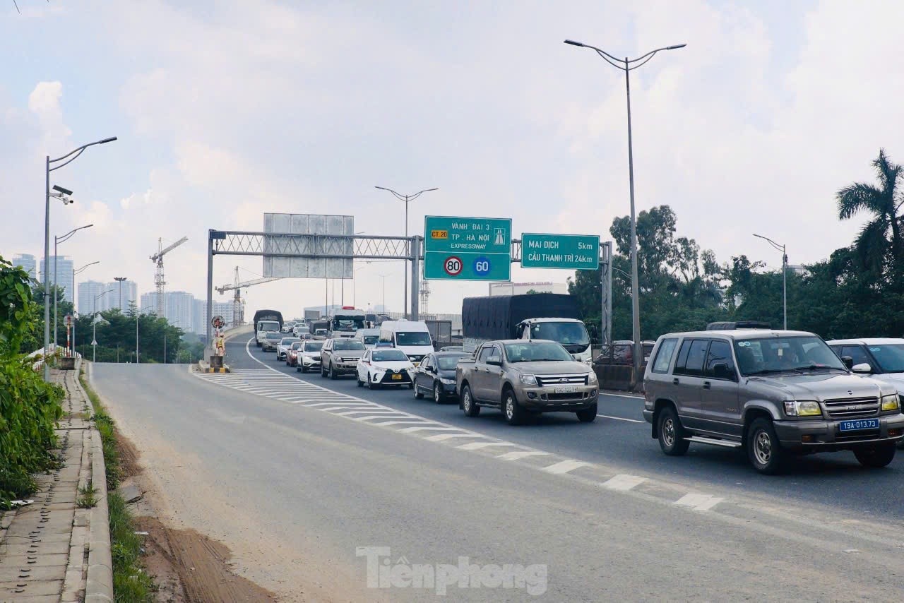 CSGT dùng flycam 'soi' xe vi phạm trên đường Vành đai 3 trên cao, tài xế ngỡ ngàng ký biên bản phạt- Ảnh 1.