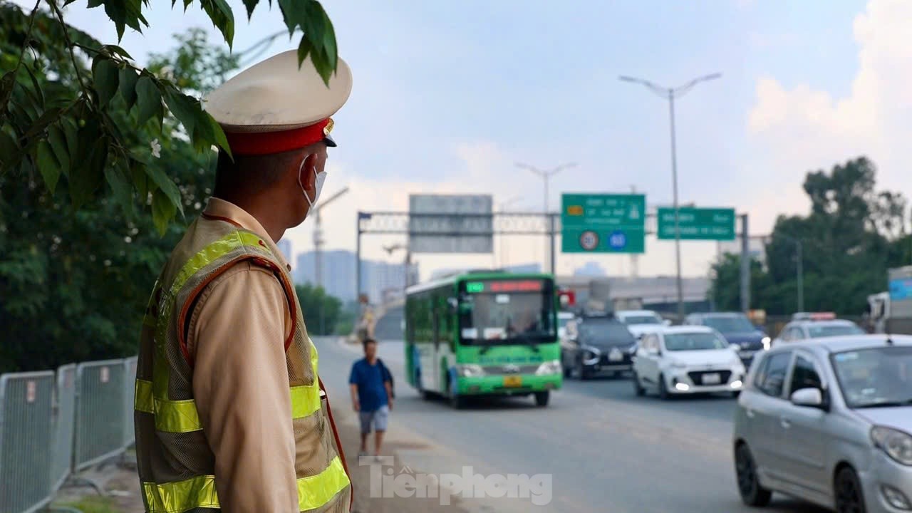 CSGT dùng flycam 'soi' xe vi phạm trên đường Vành đai 3 trên cao, tài xế ngỡ ngàng ký biên bản phạt- Ảnh 2.