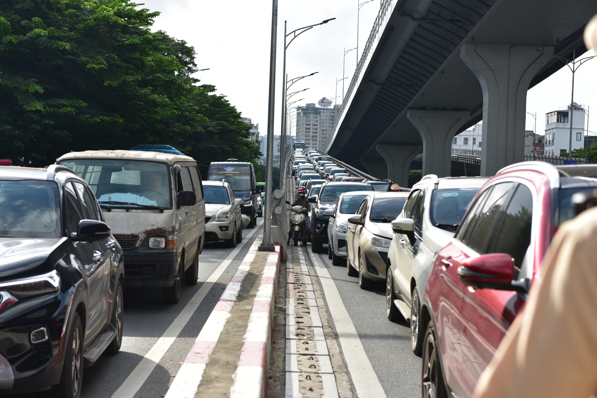 Hàng loạt cán bộ, công chức, tài xế xe ôm... cố tình đi lên đường vành đai 2 với lý do không thể chấp nhận- Ảnh 3.