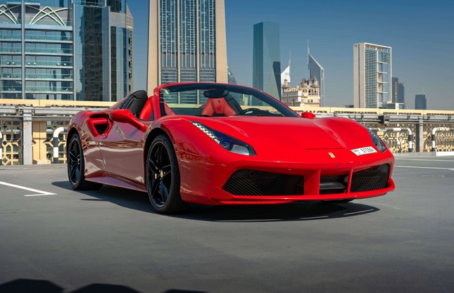 Siêu xe Ferrari 488 nằm phủ bụi trong hầm chung cư ở Hà Nội- Ảnh 3.