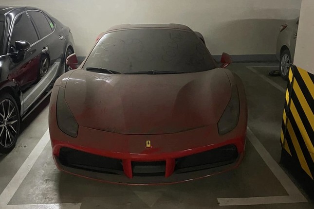 Siêu xe Ferrari 488 nằm phủ bụi trong hầm chung cư ở Hà Nội- Ảnh 1.