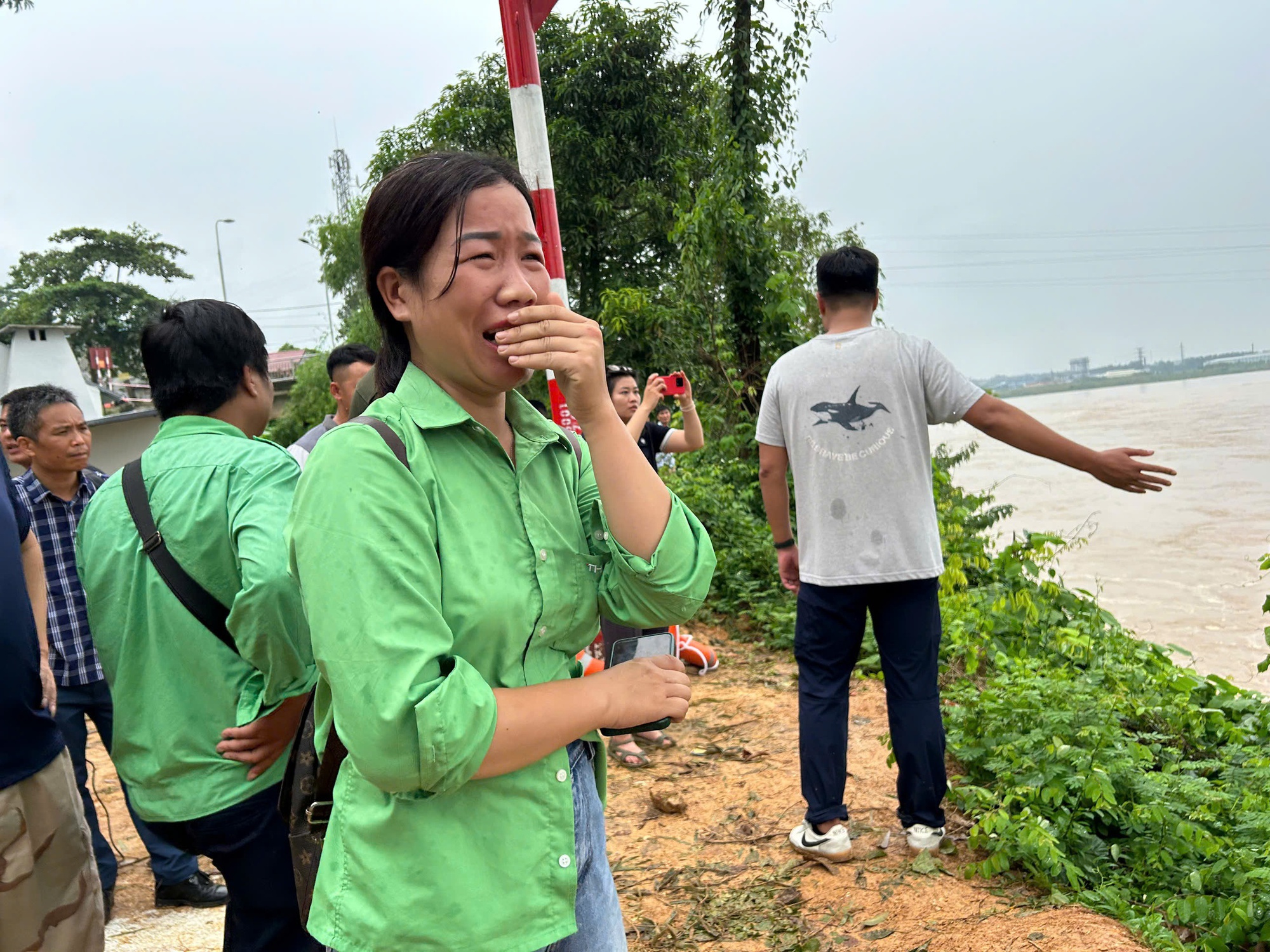 Vụ sập cầu Phong Châu: Vợ chồng tài xế mới gọi điện cho nhau, 30 phút sau thì mất liên lạc- Ảnh 1.