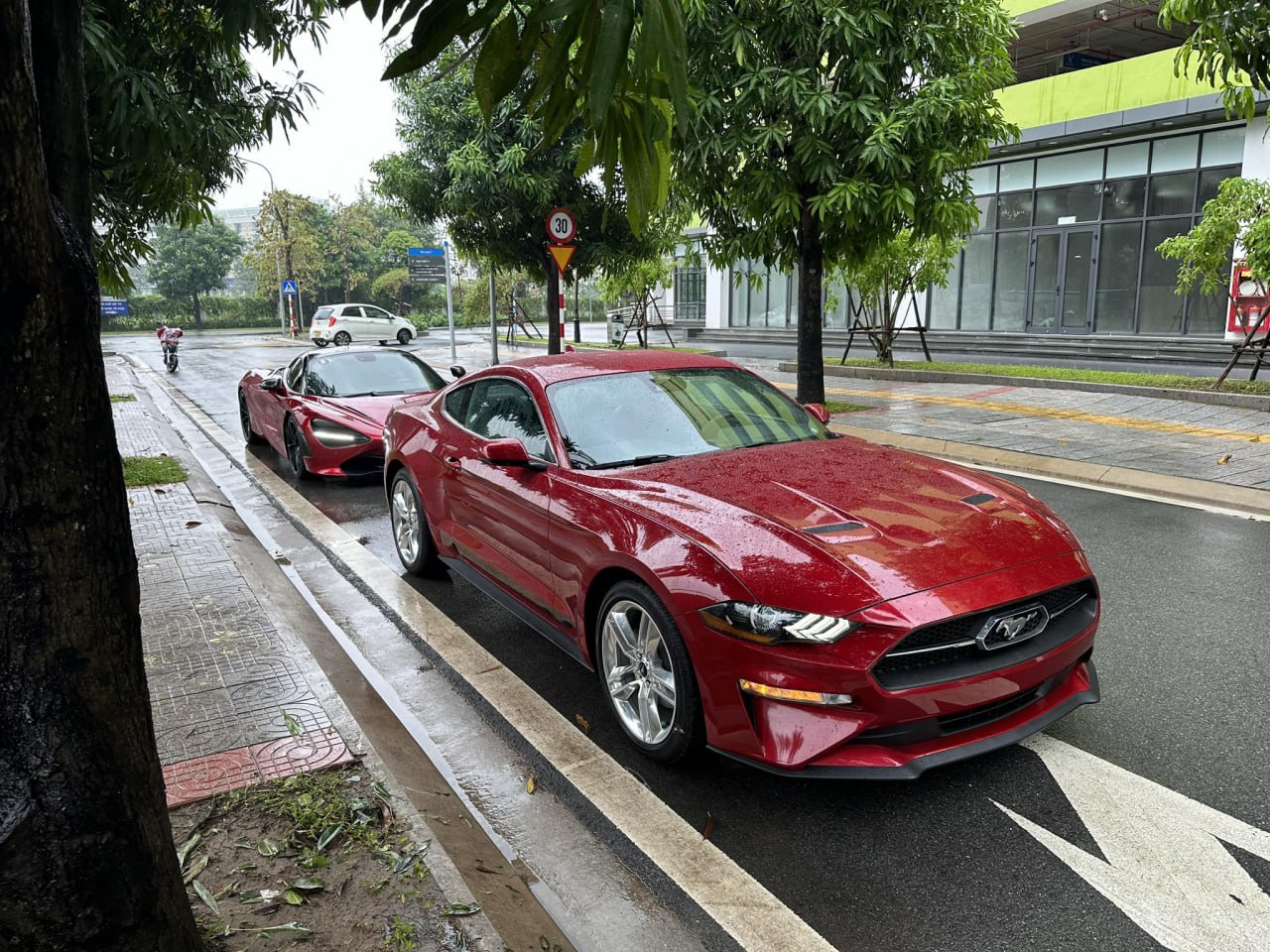 Loạt xe sang, siêu xe tại Hà Nội đi ‘chạy lụt’: Rolls-Royce, Porsche, McLaren… được đưa thang máy lên tầng cao- Ảnh 3.