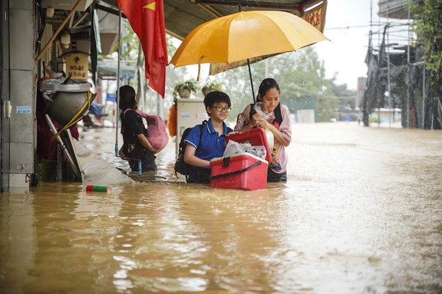 Lũ trên sông Hồng tại Hà Nội đã đạt đỉnh và ngừng dâng, dưới báo động 3- Ảnh 26.