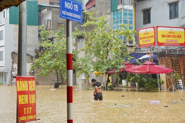 Lũ trên sông Hồng tại Hà Nội đã đạt đỉnh và ngừng dâng, dưới báo động 3- Ảnh 27.