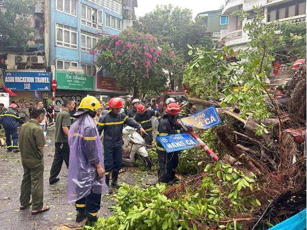 Lũ trên sông Hồng tại Hà Nội đã đạt đỉnh và ngừng dâng, dưới báo động 3- Ảnh 35.