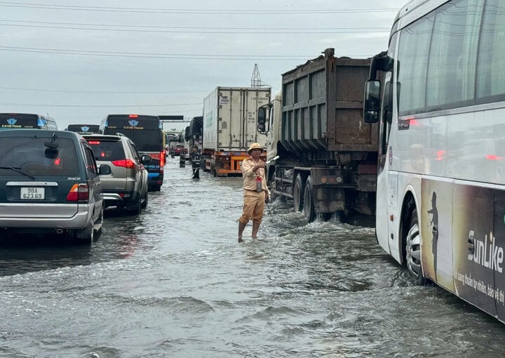 Lũ trên sông Hồng tại Hà Nội đã đạt đỉnh và ngừng dâng, dưới báo động 3- Ảnh 40.