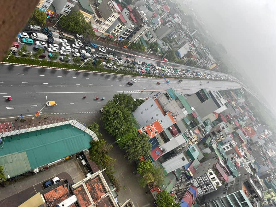 Ngay lúc này: Cầu Vĩnh Tuy hướng về Long Biên ùn tắc nghiêm trọng hàng cây số, tài xế chôn chân cả tiếng- Ảnh 2.