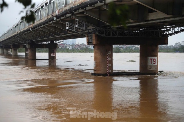 Lũ trên sông Hồng tại Hà Nội đã đạt đỉnh và ngừng dâng, dưới báo động 3- Ảnh 24.