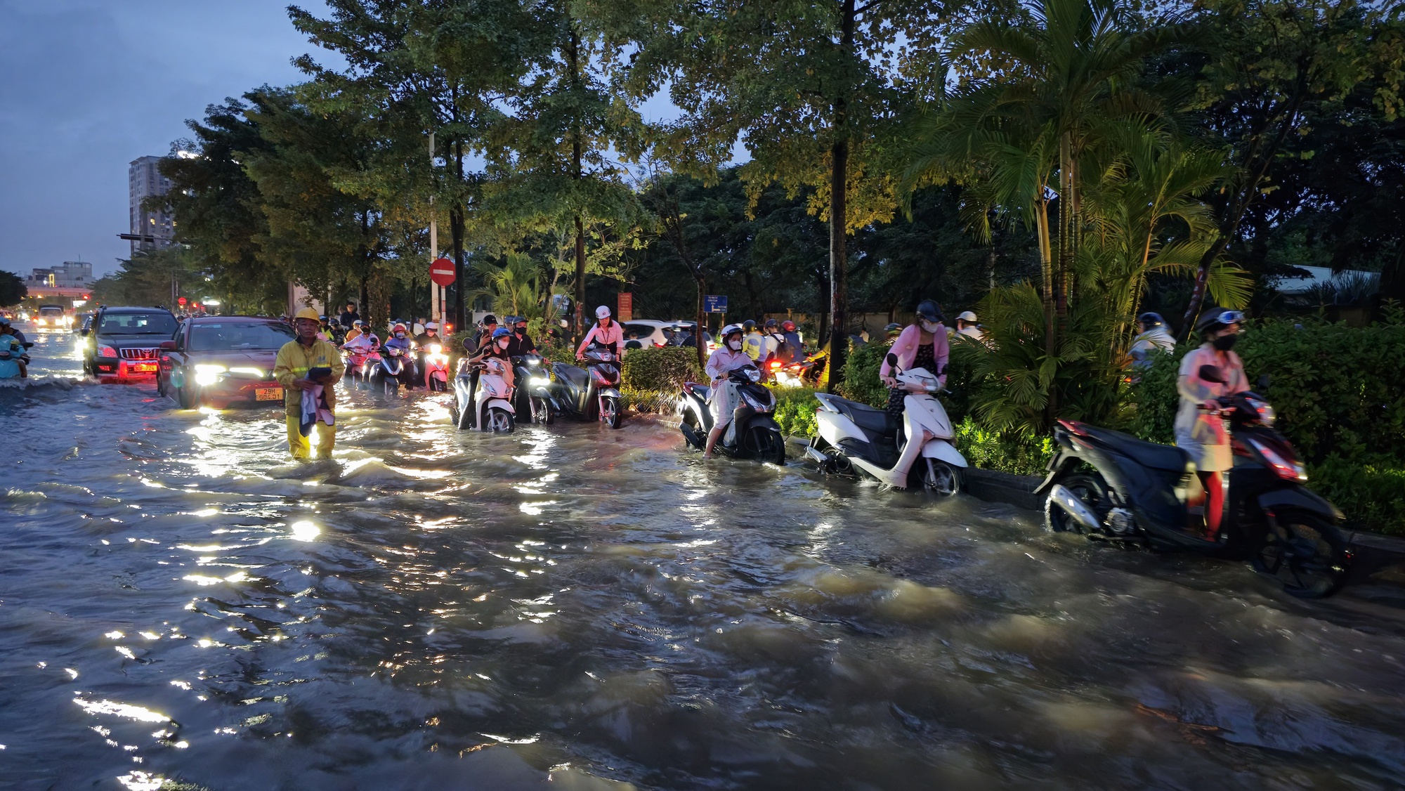 Lũ trên sông Hồng tại Hà Nội đã đạt đỉnh và ngừng dâng, dưới báo động 3- Ảnh 2.