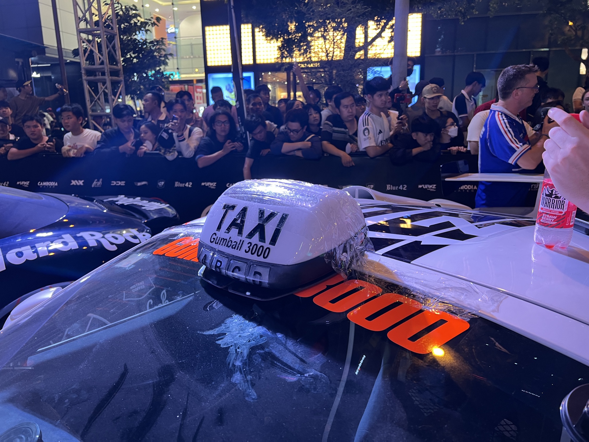 4 xe khủng hút view nhất Gumball 3000: Đính kim cương, có chiếc dùng băng dính cố định bodykit- Ảnh 15.