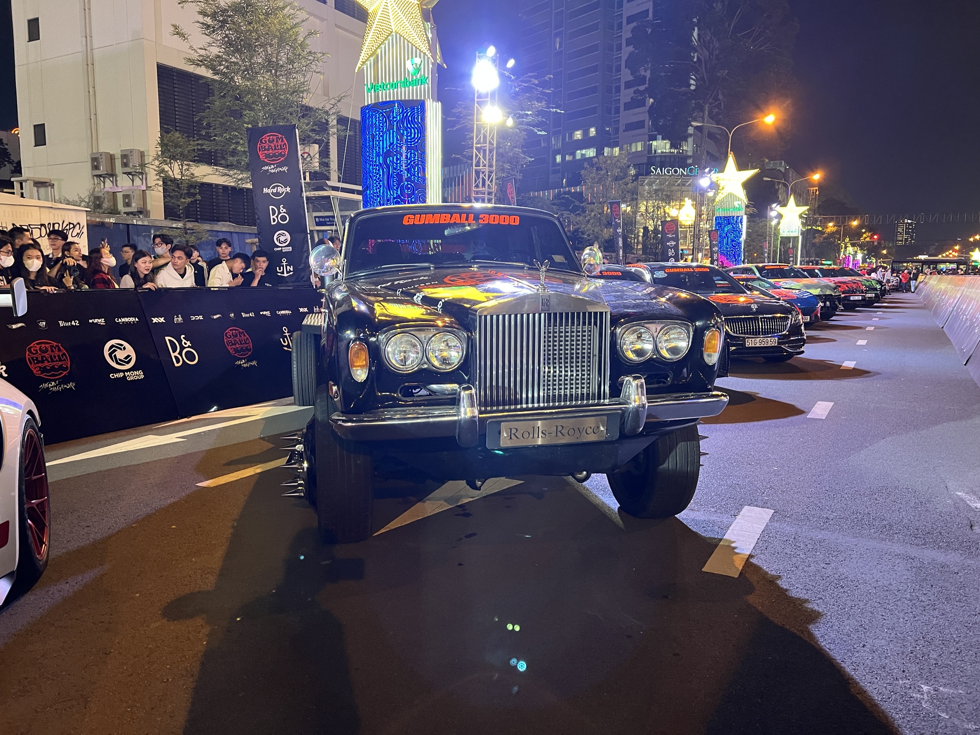 4 xe khủng hút view nhất Gumball 3000: Đính kim cương, có chiếc dùng băng dính cố định bodykit- Ảnh 4.