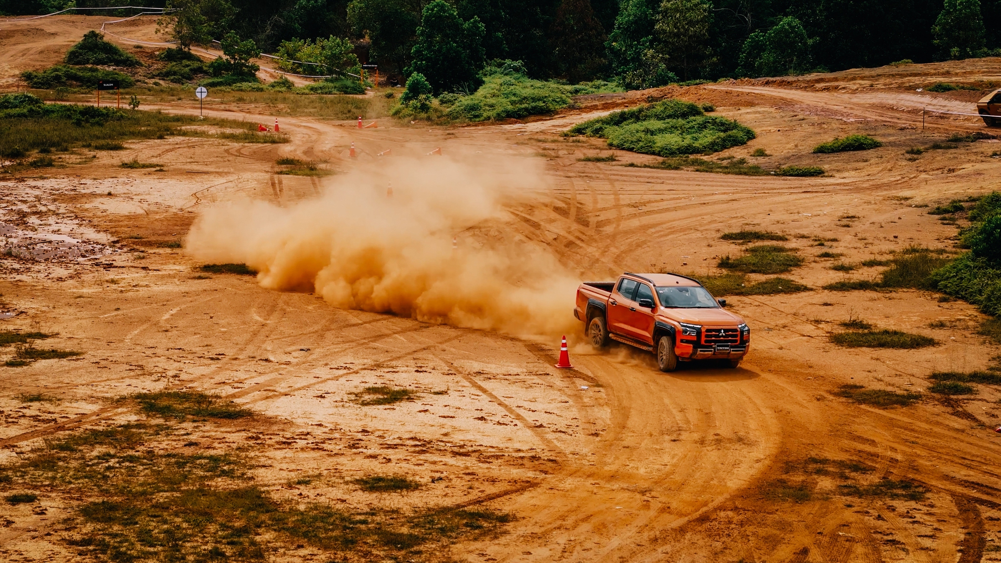 Tôi cùng tay đua vô địch Dakar Rally lái Mitsubishi Triton 2024: Treo mềm hợp số đông, động cơ bốc hơn thế hệ cũ- Ảnh 25.