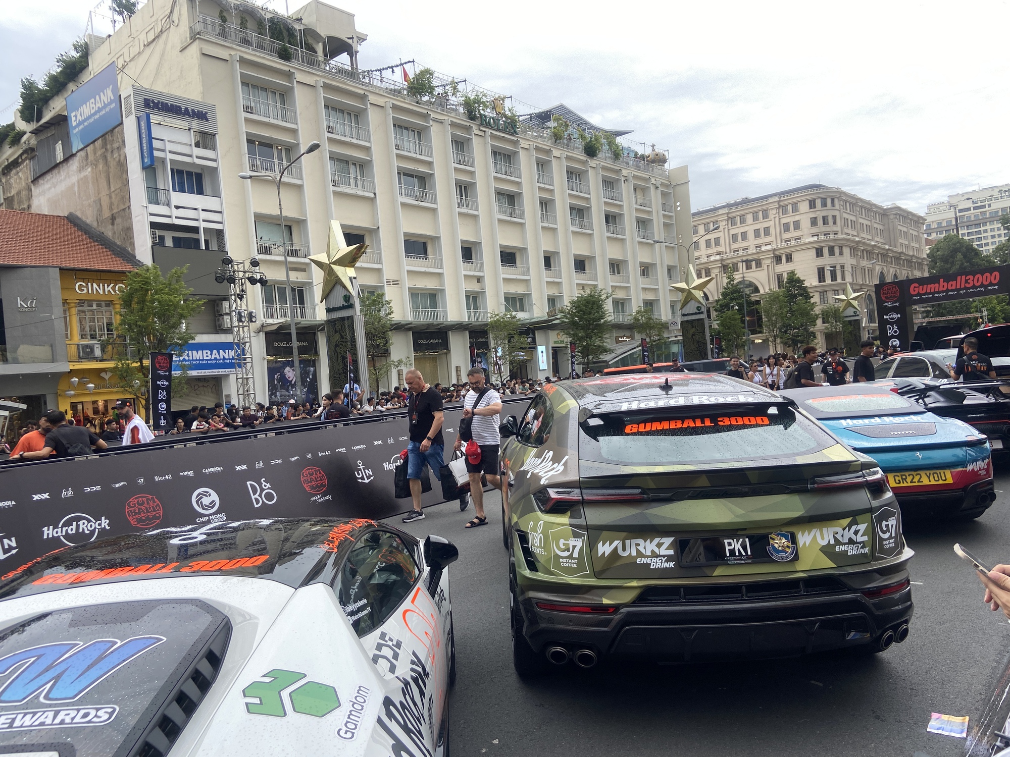 Loạt siêu xe triệu USD đẳng cấp lần đầu đến Việt Nam trong Gumball 3000 thu hút hàng ngàn người tham gia- Ảnh 5.