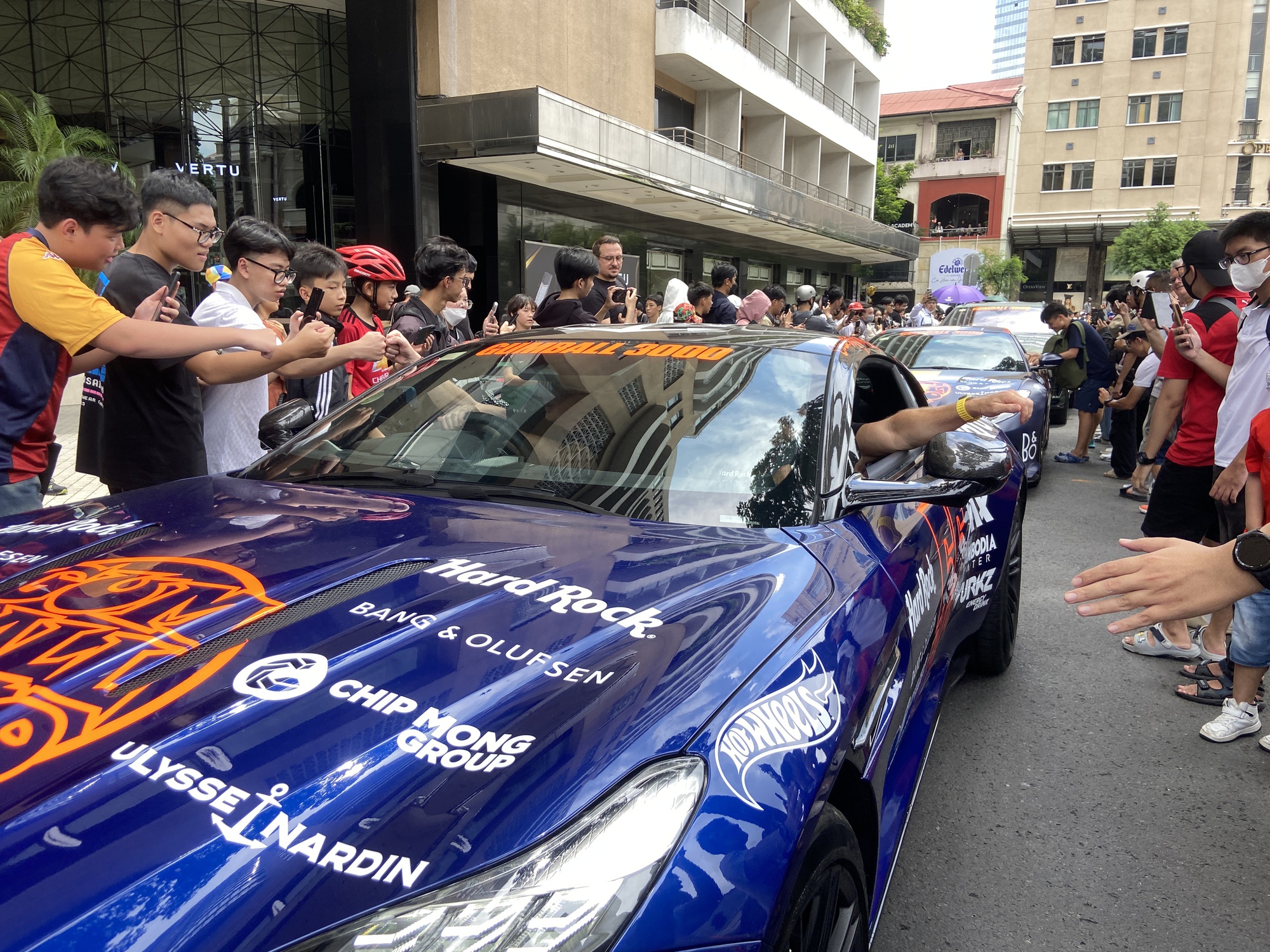 Loạt siêu xe triệu USD đẳng cấp lần đầu đến Việt Nam trong Gumball 3000 thu hút hàng ngàn người tham gia- Ảnh 2.