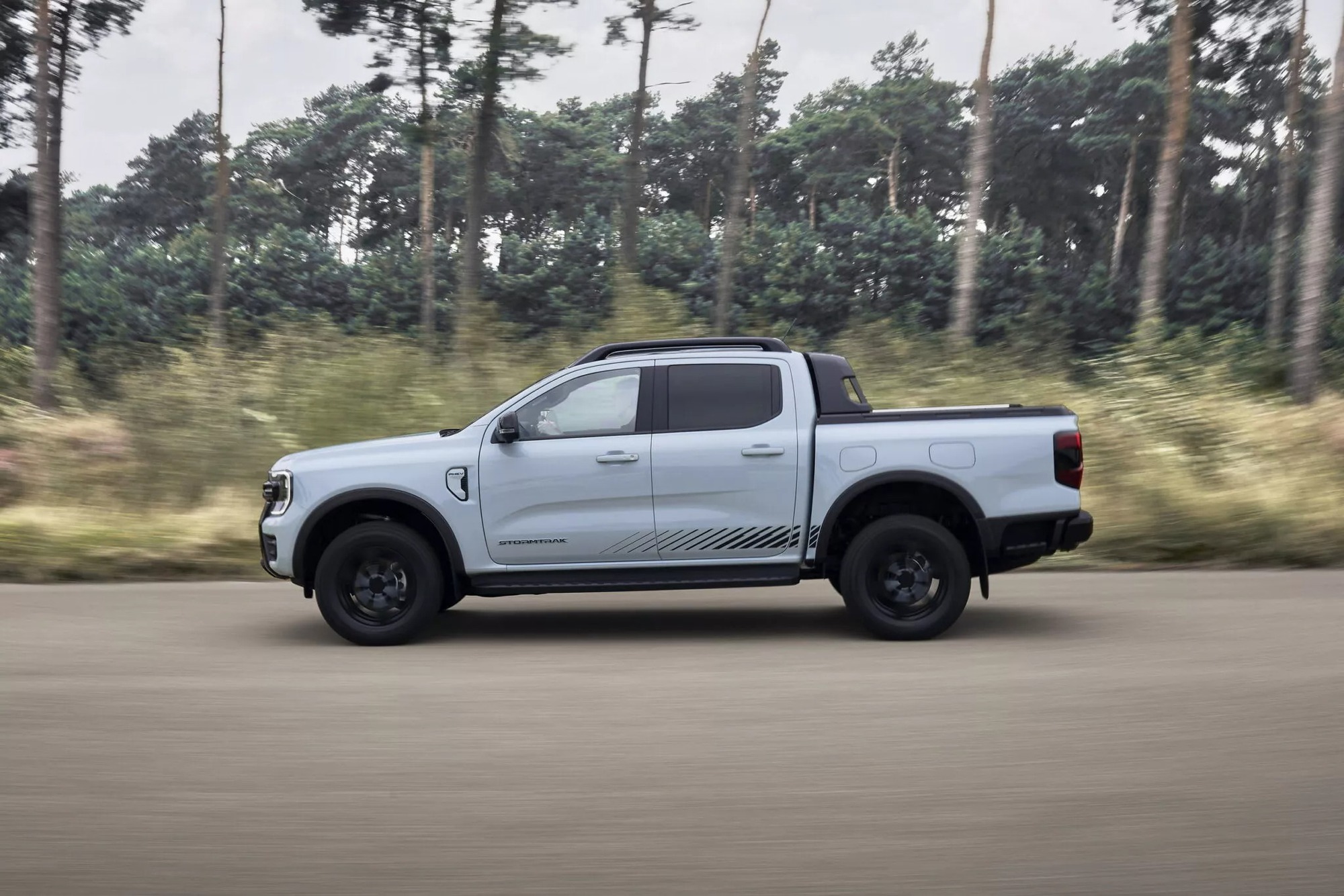 Ford Ranger PHEV ra mắt: Động cơ 275 mã lực mạnh hơn Raptor, chạy 45km không cần xăng, tiện nghi như Everest- Ảnh 6.