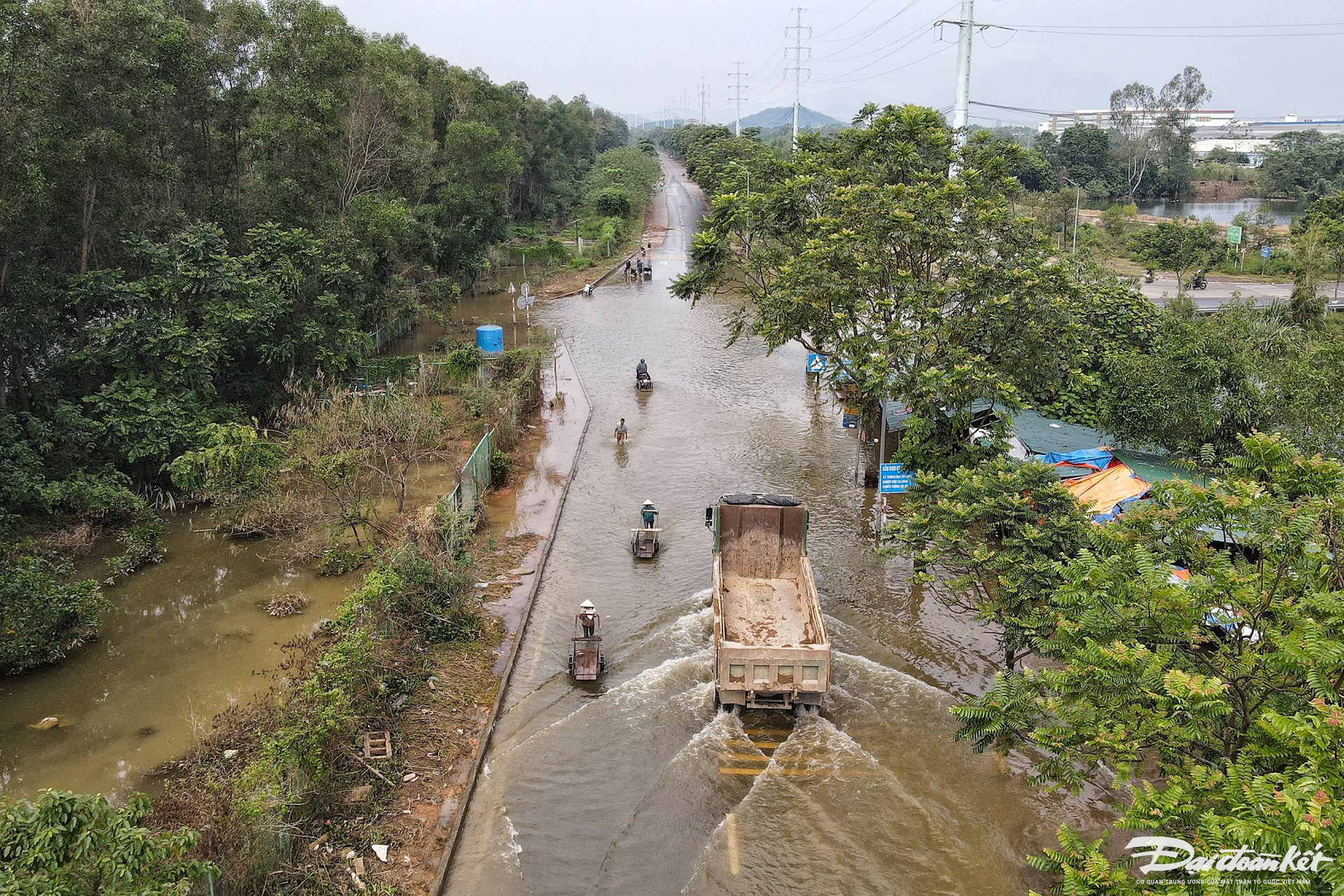 Hai tuần sau bão, người dân vẫn phải dùng xe bò vượt qua vũng ngập ở Đại lộ Thăng Long- Ảnh 1.