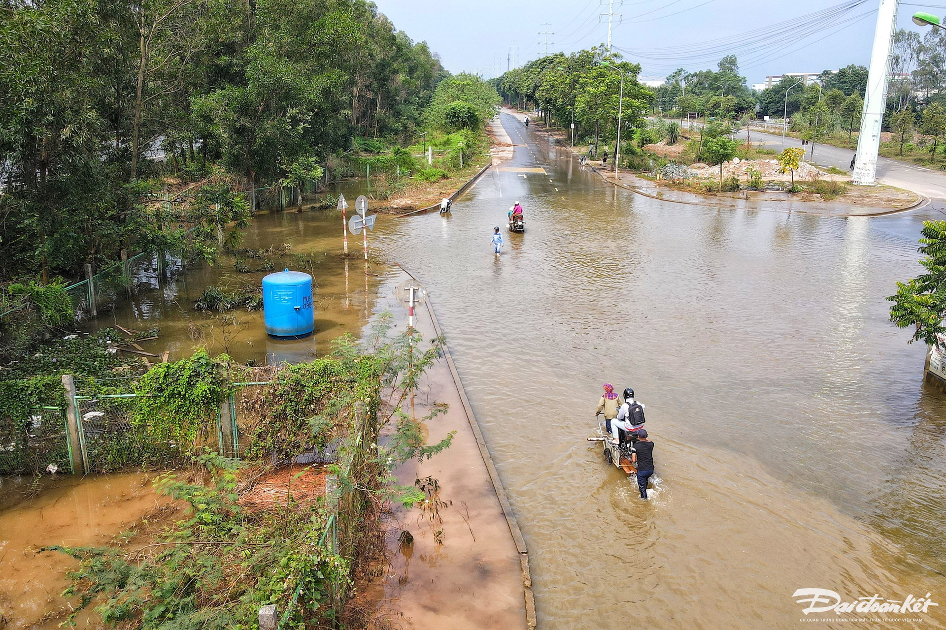 Hai tuần sau bão, người dân vẫn phải dùng xe bò vượt qua vũng ngập ở Đại lộ Thăng Long- Ảnh 2.