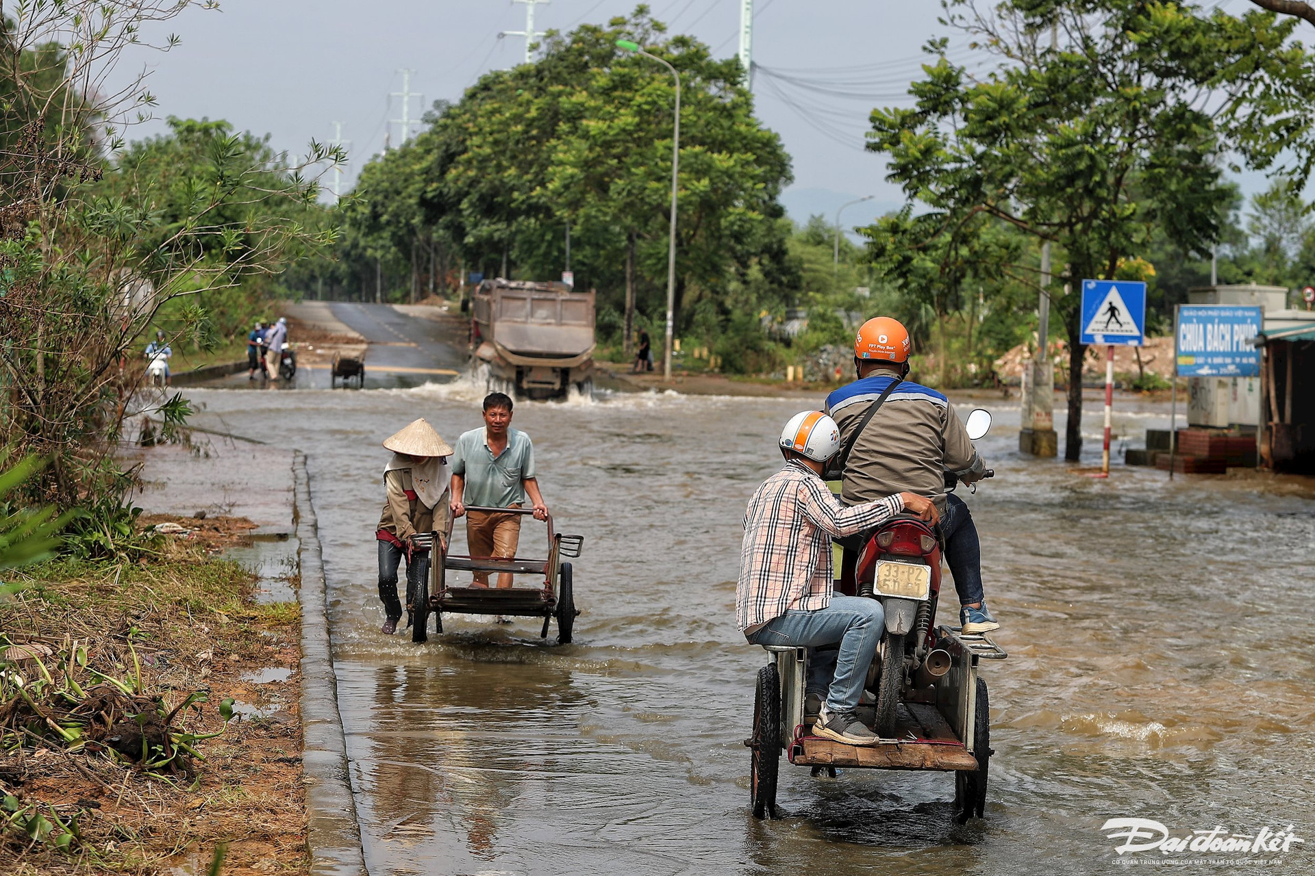 Hai tuần sau bão, người dân vẫn phải dùng xe bò vượt qua vũng ngập ở Đại lộ Thăng Long- Ảnh 4.