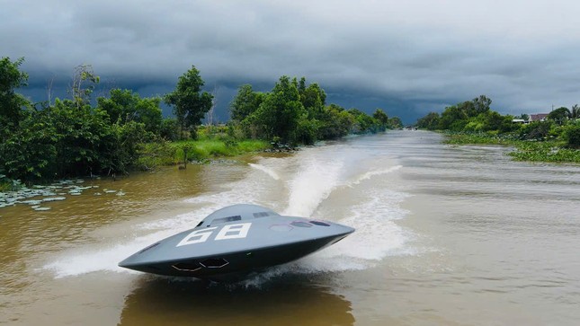 Thanh niên ở Kiên Giang tự chế 'đĩa bay' lướt trên nước- Ảnh 3.