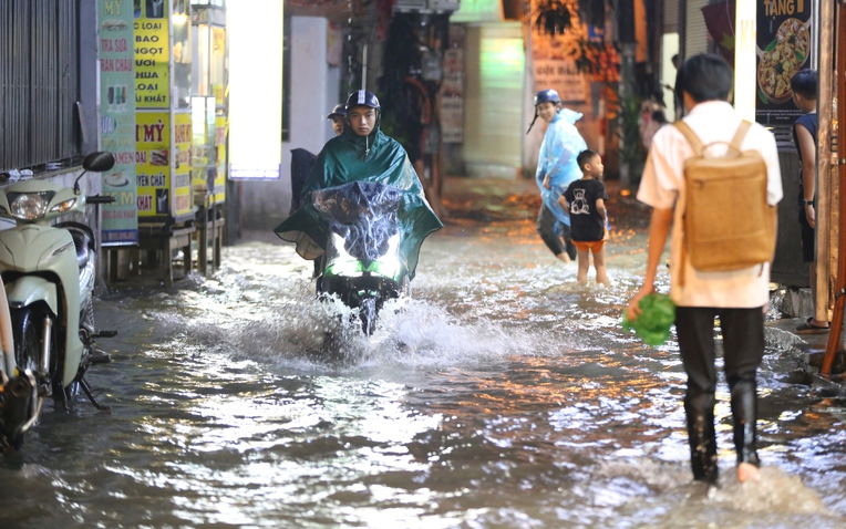 Mưa lớn tối cuối tuần khiến nhiều tuyến phố Hà Nội ngập sâu, người dân chật vật dắt xe chết máy- Ảnh 1.