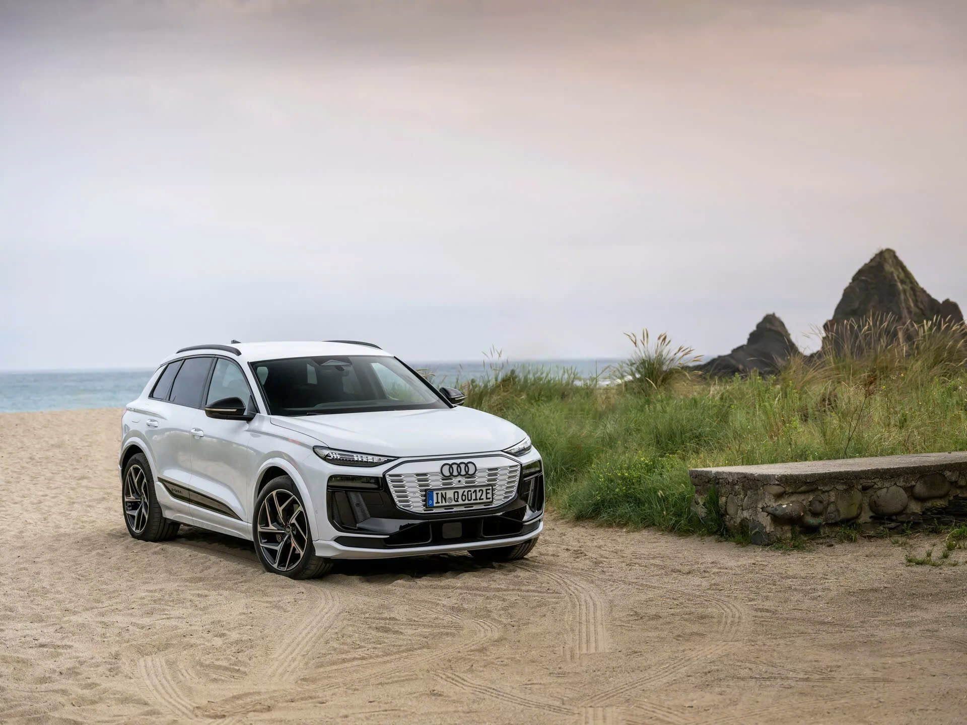 Audi Q6 e-tron giá quy đổi từ 1,57 tỷ đồng, mạnh 322-509 mã lực, chạy 443-517km/lần sạc- Ảnh 2.