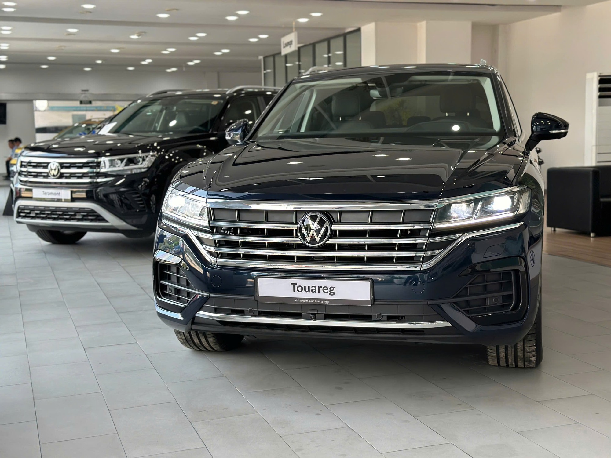 VW Touareg bản mới về đại lý: Giá 2,788 tỷ ngang GLC 300, có đèn ma trận, mâm to, treo khí nén- Ảnh 2.