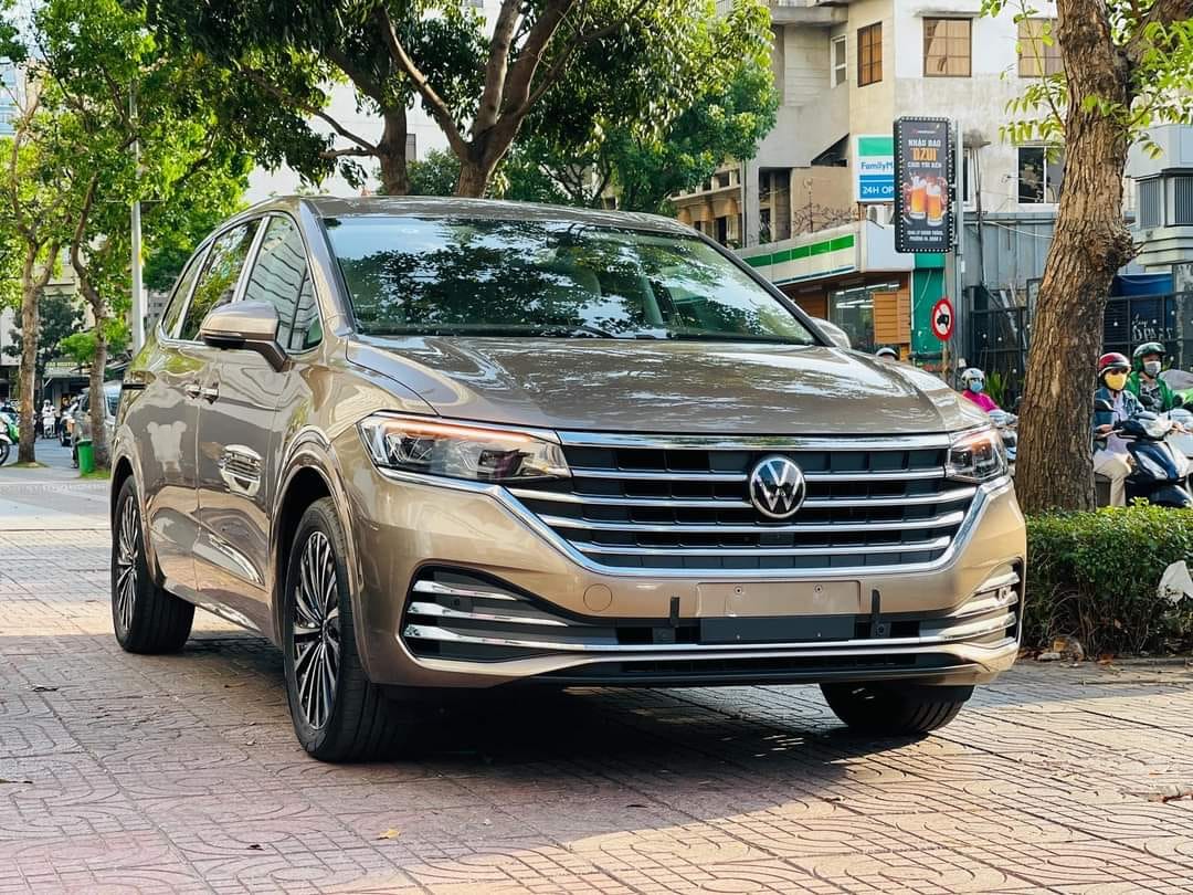 Đu 'trend' cùng các sao Việt, Minh Nhựa tậu VW Viloran Luxury, là chiếc MPV duy nhất trong bộ sưu tập trăm tỷ- Ảnh 3.