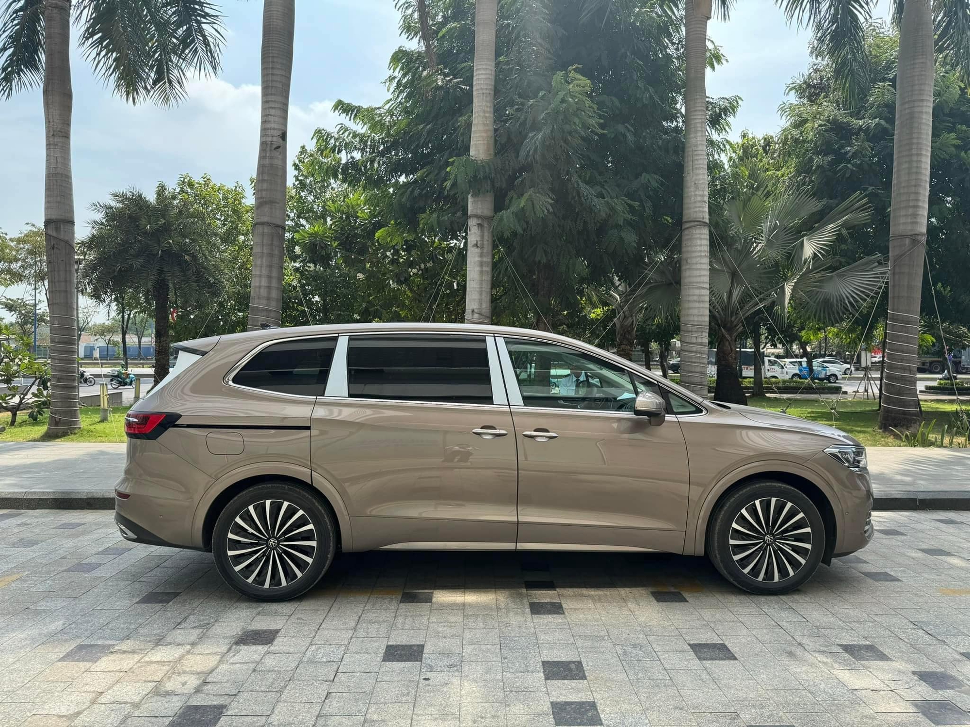 Đu 'trend' cùng các sao Việt, Minh Nhựa tậu VW Viloran Luxury, là chiếc MPV duy nhất trong bộ sưu tập trăm tỷ- Ảnh 5.