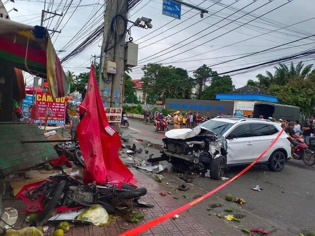 Kinh hoàng khoảnh khắc ô tô mất lái tông hàng loạt xe máy và pha nhoài người kịp thời giúp nam thanh niên thoát chết trong tích tắc- Ảnh 2.