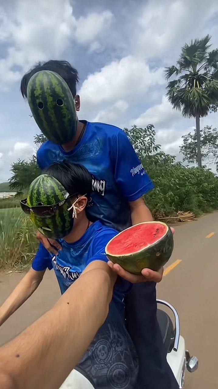 Trào lưu kỳ dị lấy đồ ăn làm mặt nạ chạy xe đã đến mức này rồi ư? Không tiết chế kẻo rước họa vào thân lúc nào không hay!- Ảnh 7. Trào lưu kỳ dị lấy đồ ăn làm mặt nạ chạy xe đã đến mức này rồi ư? Không tiết chế kẻo rước họa vào thân lúc nào không hay!- Ảnh 7.