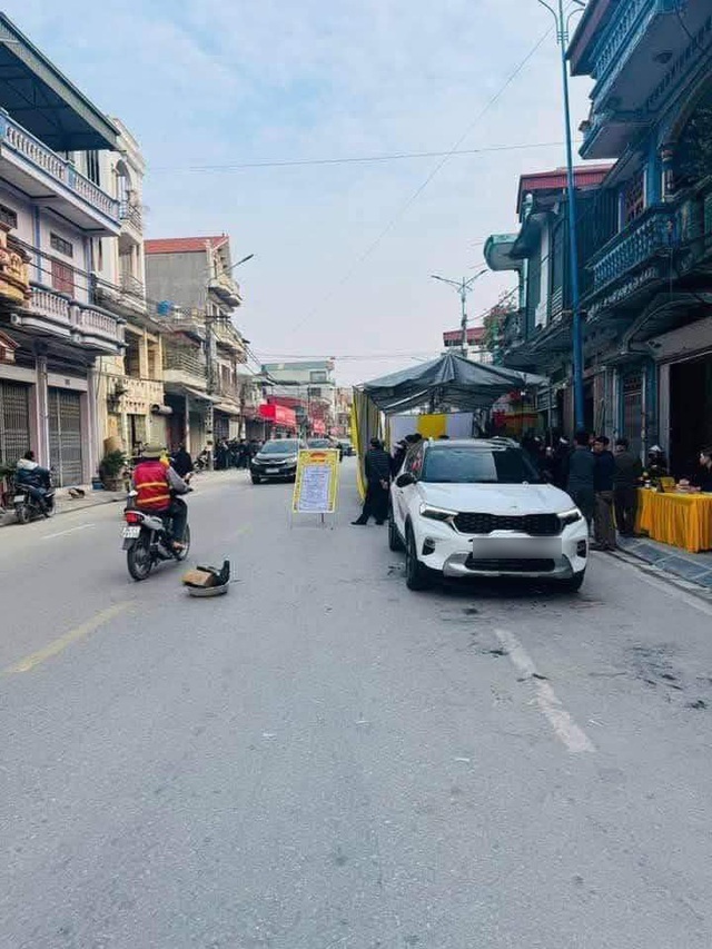 Vụ ô tô lao vào đám tang ở Hải Dương: Hé lộ nguyên nhân, danh tính tài xế- Ảnh 1. Vụ ô tô lao vào đám tang ở Hải Dương: Hé lộ nguyên nhân, danh tính tài xế- Ảnh 1.