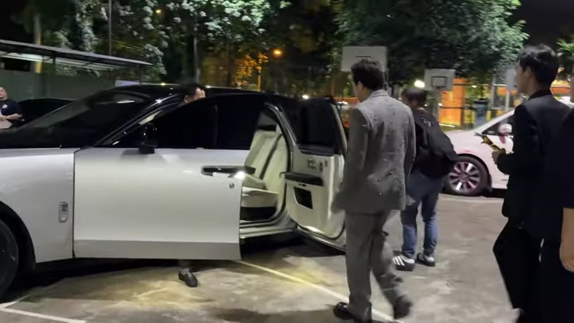 Trấn Thành đi xe hơn 30 tỷ tới nhận giải: "Lần này hụt nữa tôi đi về luôn"- Ảnh 2. Trấn Thành đi xe hơn 30 tỷ tới nhận giải: "Lần này hụt nữa tôi đi về luôn"- Ảnh 2.