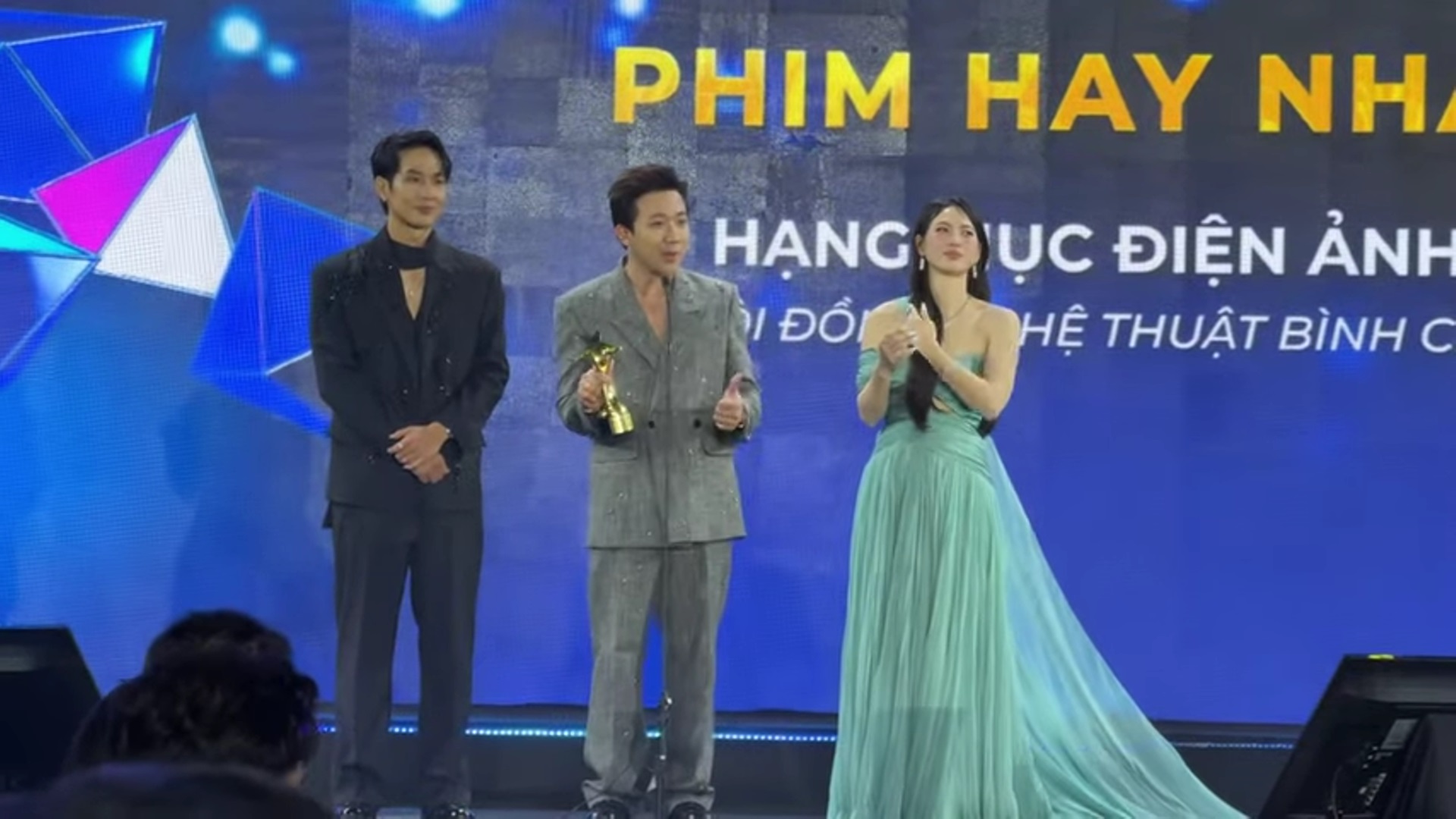 Trấn Thành đi xe hơn 30 tỷ tới nhận giải: "Lần này hụt nữa tôi đi về luôn"- Ảnh 1. Trấn Thành đi xe hơn 30 tỷ tới nhận giải: "Lần này hụt nữa tôi đi về luôn"- Ảnh 1.