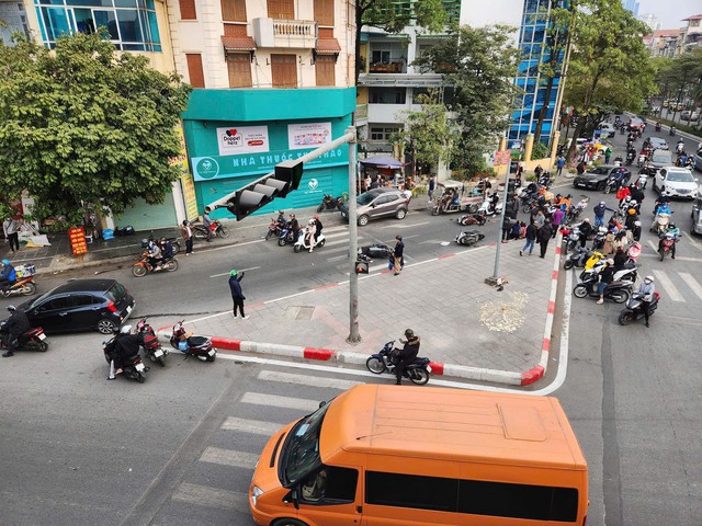 Hiện trường vụ ô tô tông liên hoàn 6 xe máy trên phố Đào Tấn (Hà Nội) khiến 2 người gãy chân- Ảnh 5.