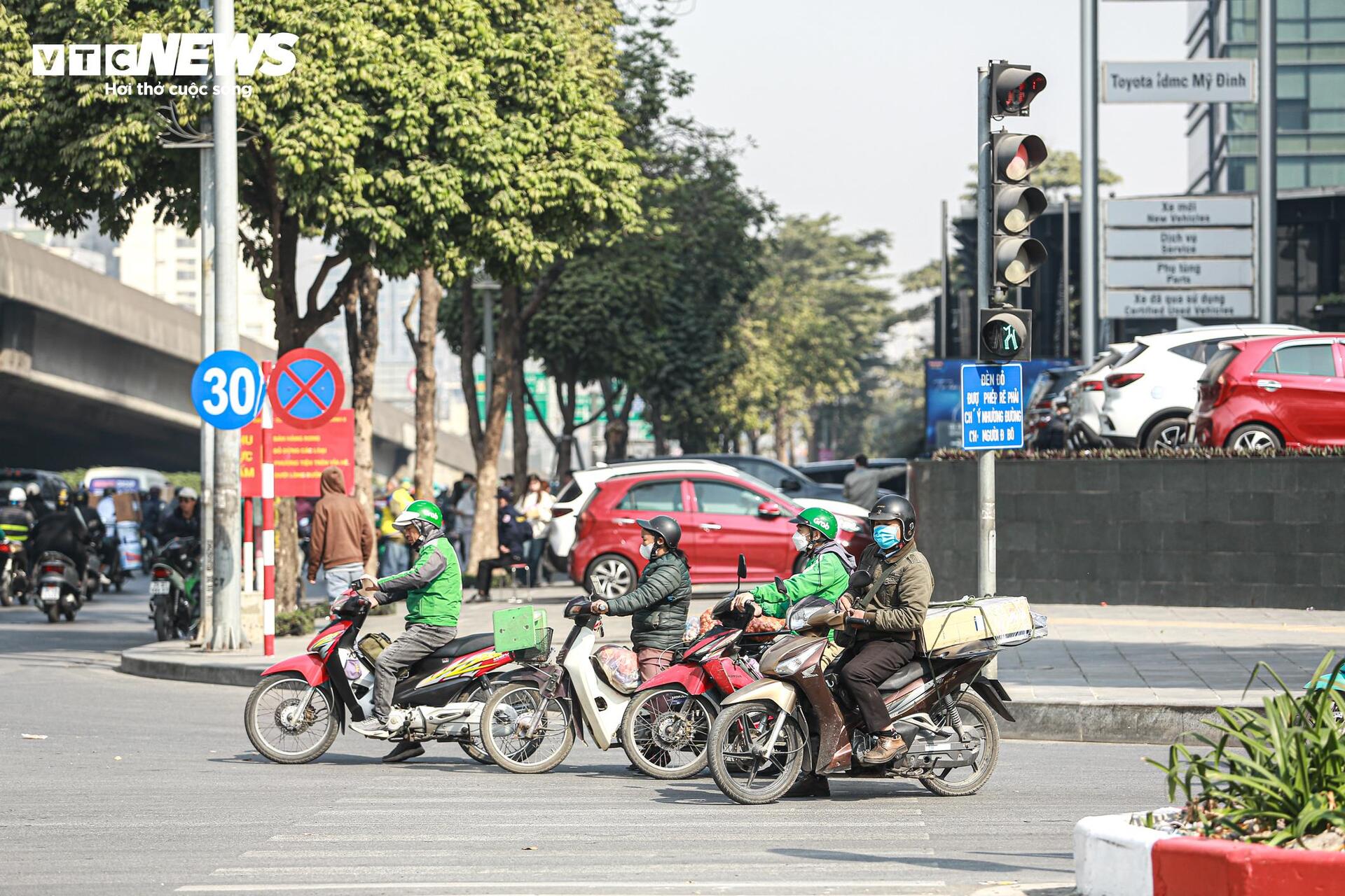 Vắng bóng CSGT, nhiều tài xế lại vô tư vượt đèn đỏ, phi xe lên vỉa hè- Ảnh 3.