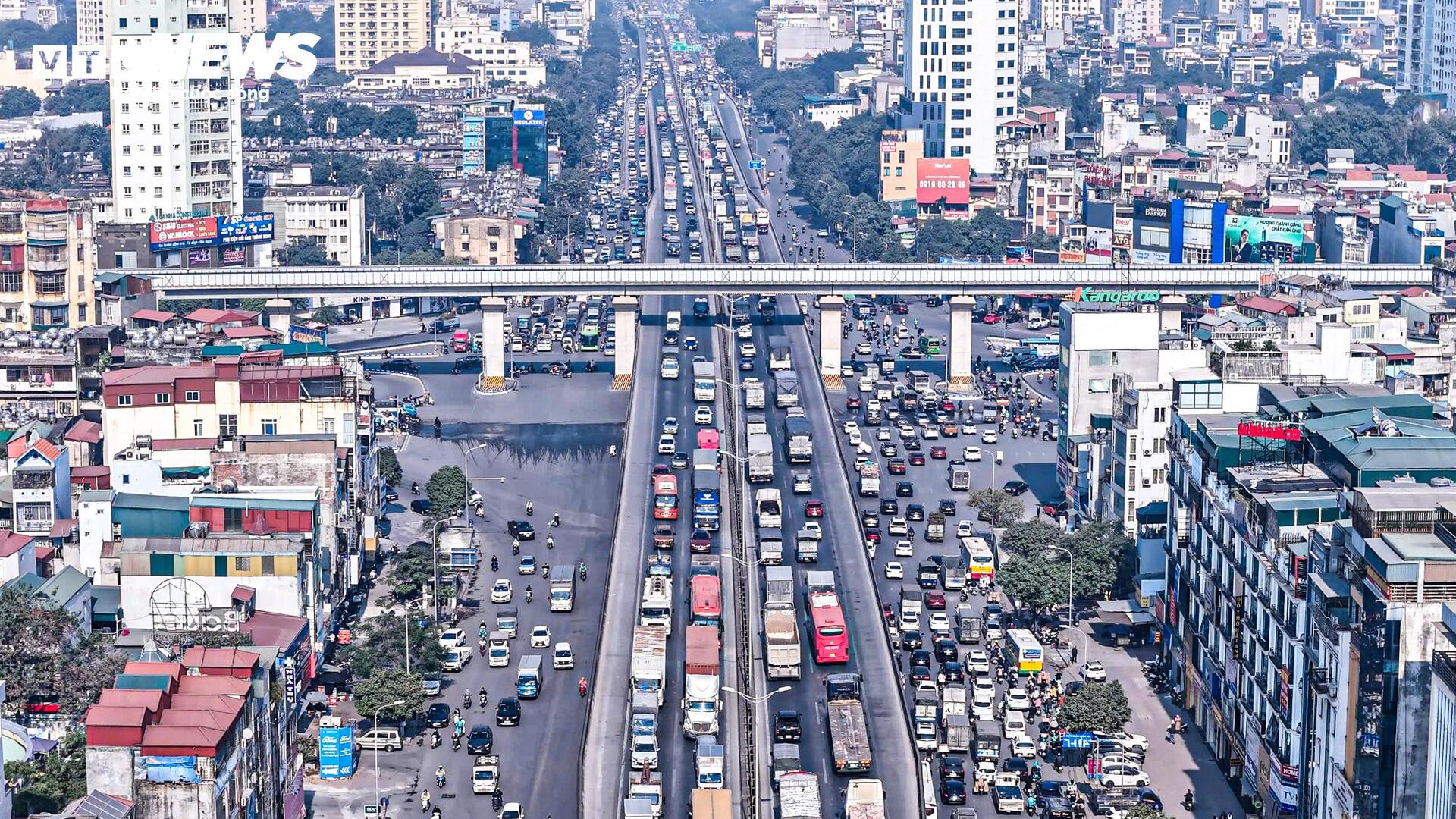 Vắng bóng CSGT, nhiều tài xế lại vô tư vượt đèn đỏ, phi xe lên vỉa hè- Ảnh 1.