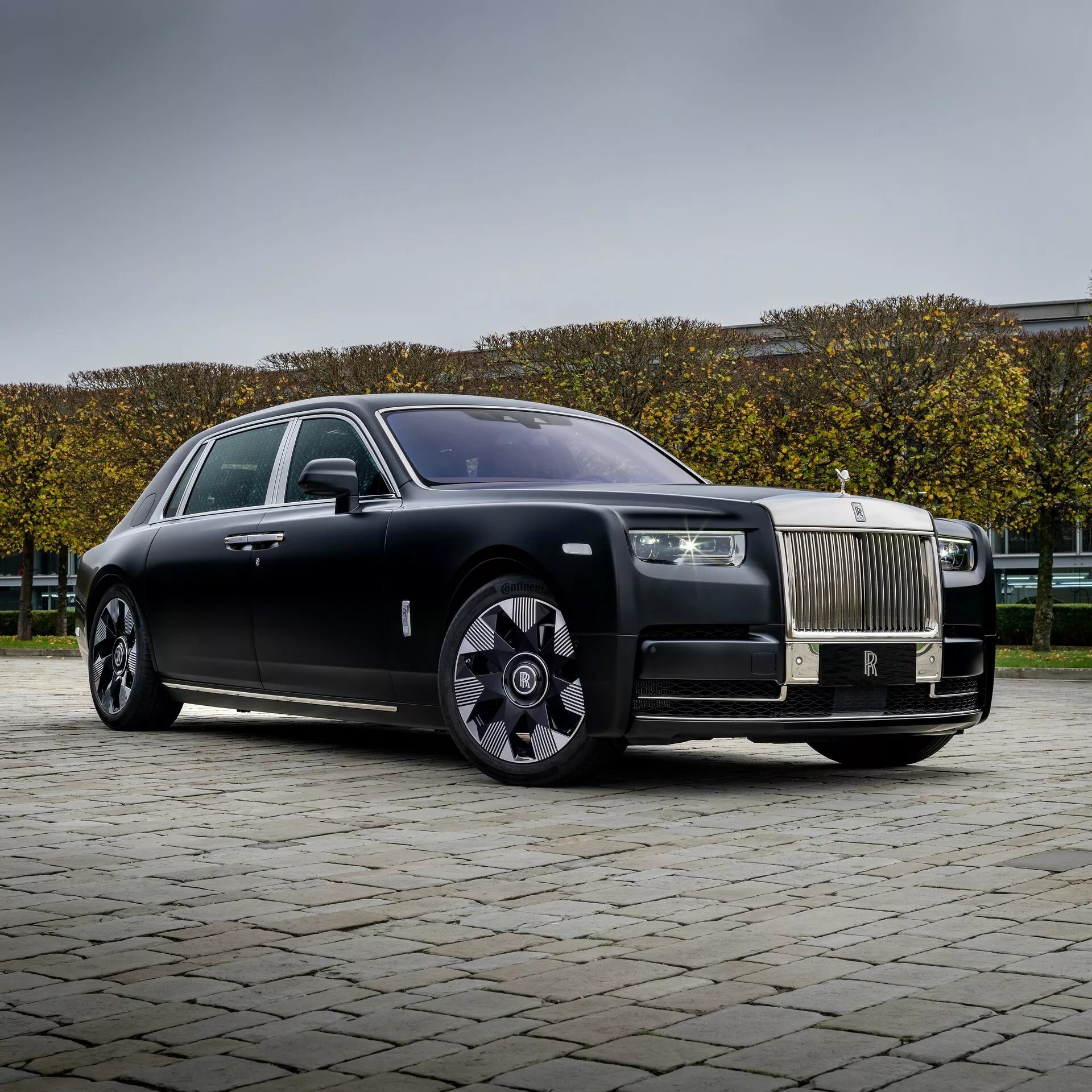 Rolls-Royce Phantom có độc bản cho đại gia tuổi Thìn: Táp lô rồng vàng, trần xe rồng bay phát sáng lần đầu xuất hiện- Ảnh 2.