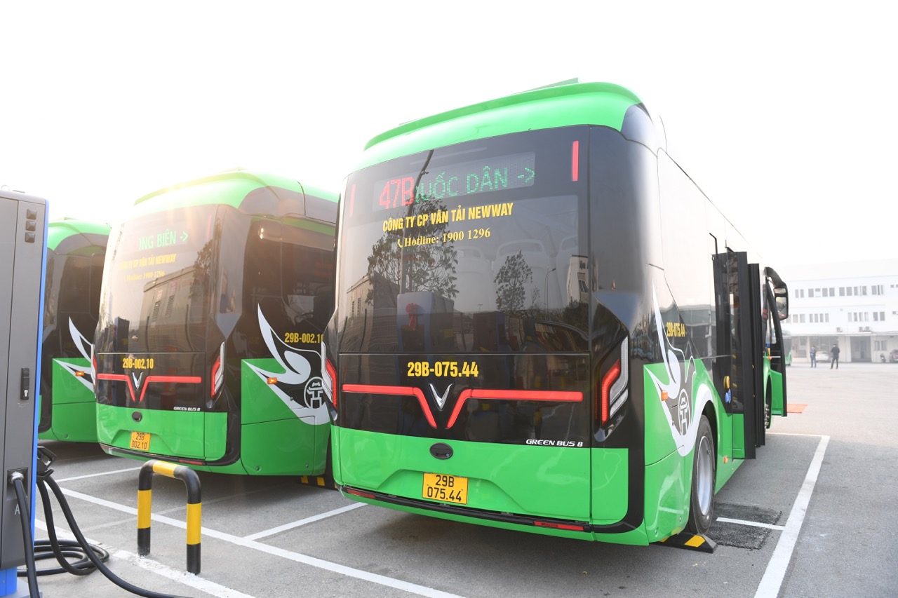 Ảnh thực tế dàn xe bus điện VinFast mới bàn giao: Chứa tối đa 60 người, sàn hạ thấp cho cả xe lăn lên- Ảnh 6.