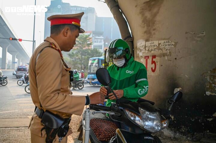 Cố tình đi ngược chiều, tài xế hối hận vì bị phạt tiền bằng cả tháng lương- Ảnh 3.