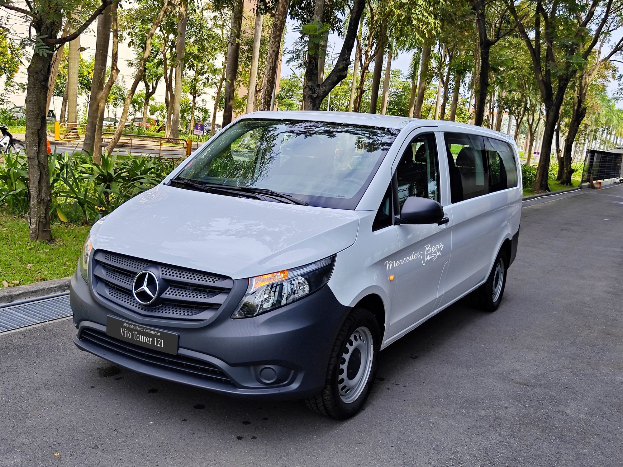 Mercedes-Benz V-Class độ kiểu Maybach vừa ra biển đã bán lại 3,8 tỷ: Đắt gần bằng 3 chiếc Carnival, có ghế 'chủ tịch', TV khủng- Ảnh 3.