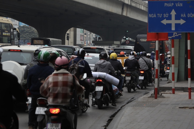 Cận kề Tết Nguyên đán, giao thông Hà Nội chìm trong biển xe cộ, điều chỉnh giao thông "điểm nóng" nhưng vài nhịp đèn vẫn chưa qua được ngã tư- Ảnh 3.