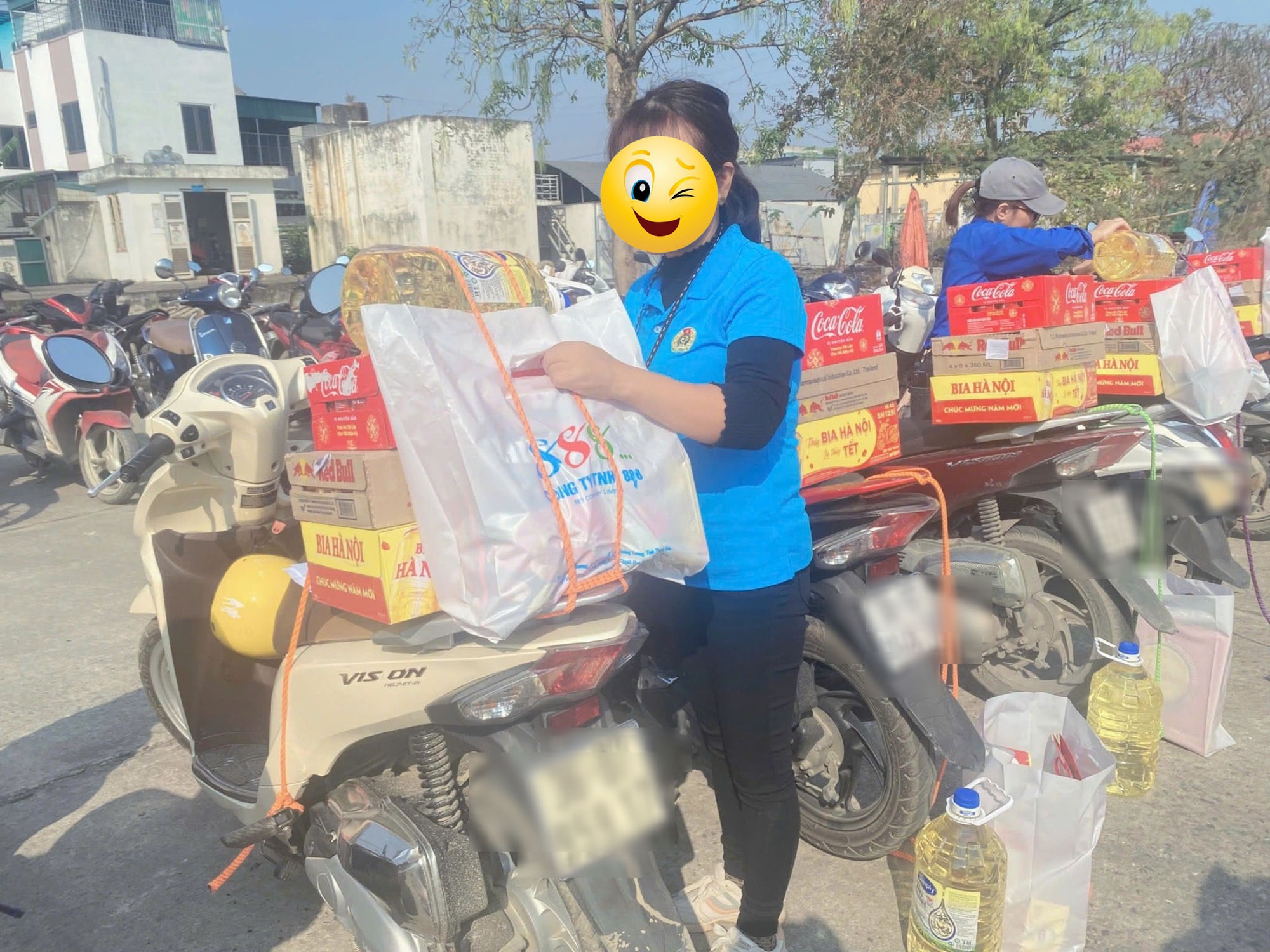 Đại hội "chở Tết về nhà" 2025 bắt đầu: Những chiếc xe chất đầy quà "cháy phố", vui nhưng cần lưu ý điều này kẻo mất vui!- Ảnh 5. Đại hội "chở Tết về nhà" 2025 bắt đầu: Những chiếc xe chất đầy quà "cháy phố", vui nhưng cần lưu ý điều này kẻo mất vui!- Ảnh 5.